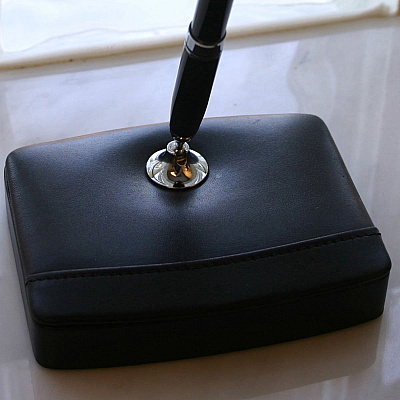 Dacasso Classic Leather Single Pen Stand (A1029)