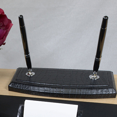 Dacasso Crocodile Embossed Black Leather Pen Stand (A2212)