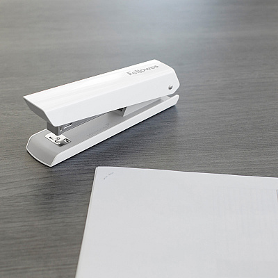 Fellowes LX820 - Classic Full Size Desktop Stapler - White (FEL5011401)