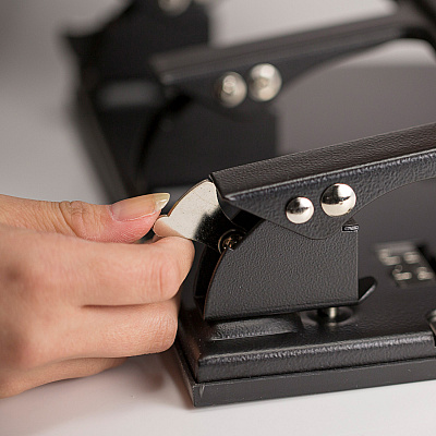 Officemate Heavy-duty 3-hole Punch with Padded Handle (OIC90089)