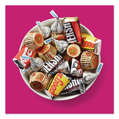 Hershey's Milk Chocolate Candy Mini Assortment, 32.9 oz Bag, 122 Individually Wrapped Chocolates (22002588)