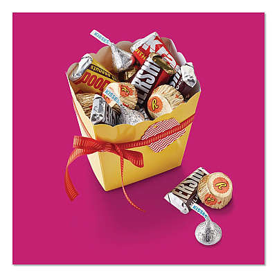Hershey's Milk Chocolate Candy Mini Assortment, 32.9 oz Bag, 122 Individually Wrapped Chocolates (22002588)